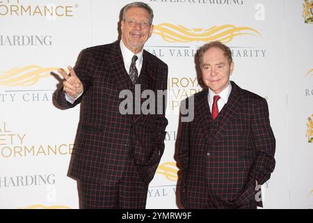 Londres, Royaume-Uni. 22 novembre 2024. Les magiciens Penn & Teller alias Penn Jillette et Raymond Joseph Teller assistent au Royal Variety performance Show au Royal Albert Hall. Crédit : Justin Ng/Alamy Live News Banque D'Images