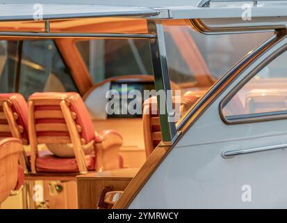 image détaillée de l'intérieur d'un yacht à moteur la nuit Banque D'Images