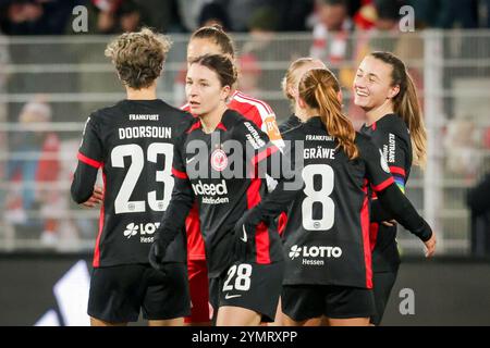 Berlin, Allemagne. 22 novembre 2024. Les joueurs de l'Eintracht Frankfurt ont vu après le coup de sifflet final du match DFB-Pokal Frauen entre l'Union Berlin et l'Eintracht Frankfurt à an der Alten Försterei à Berlin. Crédit : Gonzales photo/Alamy Live News Banque D'Images