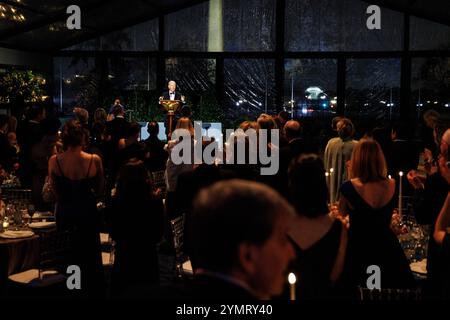 Washington, États-Unis. 22 novembre 2024. Le président Joe Biden prend la parole lors d'un dîner de gratitude pour les partisans de longue date sur la pelouse sud de la Maison Blanche le 22 novembre 2024 à Washington DC (photo de Samuel Corum/Pool/ABACAPRESS. COM) crédit : Abaca Press/Alamy Live News Banque D'Images