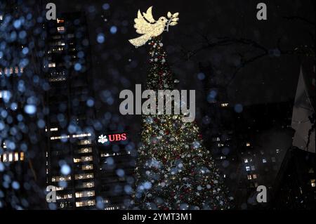 New York, États-Unis. 22 novembre 2024. Vues générales du bâtiment « All-American Christmas Tree Lighting » Outside News Corp. sur Fox Square, New York, NY, 22 novembre 2024. (photo par Anthony Behar/Sipa USA) crédit : Sipa USA/Alamy Live News Banque D'Images