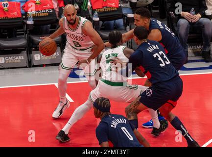 Washington, États-Unis. 22 novembre 2024. WASHINGTON, DC - 22 NOVEMBRE : Kristaps Porzingis, le centre des Boston Celtics (8) dribble dans le corner lors d'un match NBA entre les Wizards de Washington et les Celtics de Boston, le 22 novembre 2024, au Capital One Arena, à Washington, DC. (Photo de Tony Quinn/SipaUSA) crédit : Sipa USA/Alamy Live News Banque D'Images