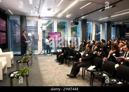 Bruxelles, Belgique. 21 novembre 2024. Les participants assistent au Forum UE-Chine à Bruxelles, Belgique, le 21 novembre 2024. De hauts diplomates et experts ont appelé jeudi au renforcement de la coopération entre l’Union européenne (UE) et la Chine dans un contexte de défis géopolitiques croissants. Lors du forum UE-Chine qui s’est tenu à Bruxelles, près de 500 participants ont discuté des moyens de renforcer les liens UE-Chine en prévision du 50e anniversaire de leurs relations diplomatiques l’année prochaine. Crédit : Zhao Dingzhe/Xinhua/Alamy Live News Banque D'Images