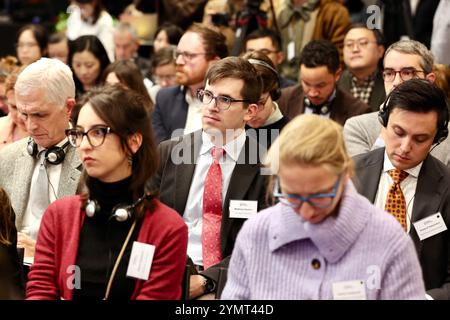 Bruxelles, Belgique. 21 novembre 2024. Les participants assistent au Forum UE-Chine à Bruxelles, Belgique, le 21 novembre 2024. De hauts diplomates et experts ont appelé jeudi au renforcement de la coopération entre l’Union européenne (UE) et la Chine dans un contexte de défis géopolitiques croissants. Lors du forum UE-Chine qui s’est tenu à Bruxelles, près de 500 participants ont discuté des moyens de renforcer les liens UE-Chine en prévision du 50e anniversaire de leurs relations diplomatiques l’année prochaine. Crédit : Zhao Dingzhe/Xinhua/Alamy Live News Banque D'Images