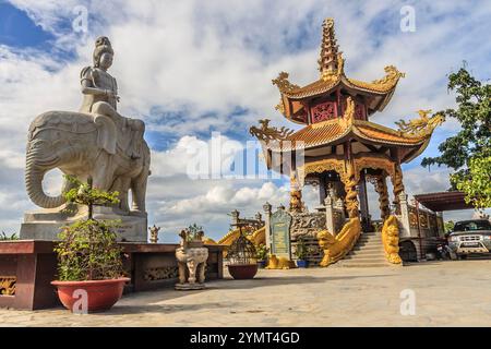 Chau Thoi Mountain Pagoda possède une beauté de paysage et a une atmosphère solennelle calme, qui attire les touristes dans le voyage Vietnam. Banque D'Images