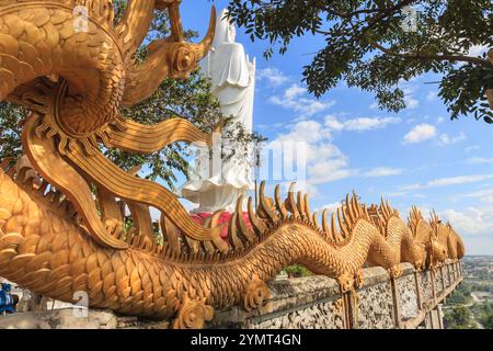 Chau Thoi Mountain Pagoda possède une beauté de paysage et a une atmosphère solennelle calme, qui attire les touristes dans le voyage Vietnam. Banque D'Images