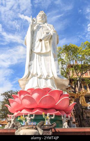 Chau Thoi Mountain Pagoda possède une beauté de paysage et a une atmosphère solennelle calme, qui attire les touristes dans le voyage Vietnam. Banque D'Images