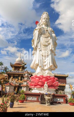 Chau Thoi Mountain Pagoda possède une beauté de paysage et a une atmosphère solennelle calme, qui attire les touristes dans le voyage Vietnam. Banque D'Images