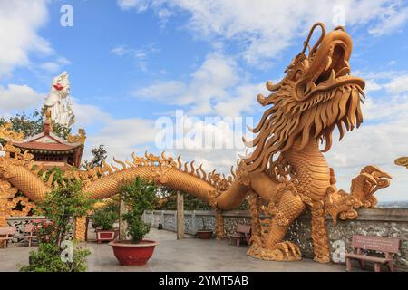 Chau Thoi Mountain Pagoda possède une beauté de paysage et a une atmosphère solennelle calme, qui attire les touristes dans le voyage Vietnam. Banque D'Images