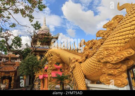 Chau Thoi Mountain Pagoda possède une beauté de paysage et a une atmosphère solennelle calme, qui attire les touristes dans le voyage Vietnam. Banque D'Images