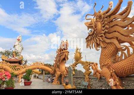 Chau Thoi Mountain Pagoda possède une beauté de paysage et a une atmosphère solennelle calme, qui attire les touristes dans le voyage Vietnam. Banque D'Images