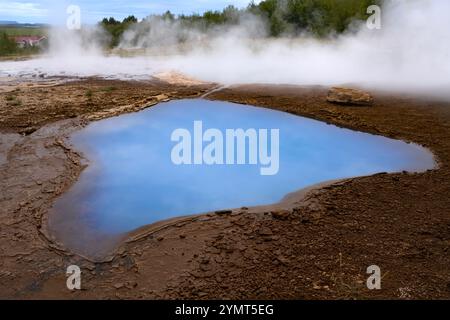 Blesi Geyser dans la zone géothermique de Geysir. Vallée de Haukadalur, Islande Banque D'Images