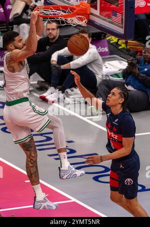 Washington, États-Unis. 22 novembre 2024. WASHINGTON, DC - 22 NOVEMBRE : L'attaquant des Boston Celtics Jayson Tatum (0) dunk lors d'un match NBA entre les Wizards de Washington et les Celtics de Boston, le 22 novembre 2024, à Capital One Arena, à Washington, DC. (Photo de Tony Quinn/SipaUSA) crédit : Sipa USA/Alamy Live News Banque D'Images