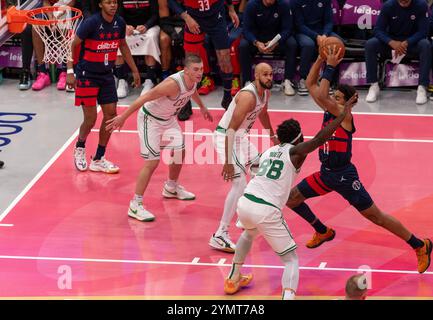 Washington, États-Unis. 22 novembre 2024. WASHINGTON, DC - 22 NOVEMBRE : la garde des Wizards de Washington Jordan Poole (13 ans) se charge lors d'un match NBA entre les Wizards de Washington et les Celtics de Boston, le 22 novembre 2024, au Capital One Arena, à Washington, DC. (Photo de Tony Quinn/SipaUSA) crédit : Sipa USA/Alamy Live News Banque D'Images