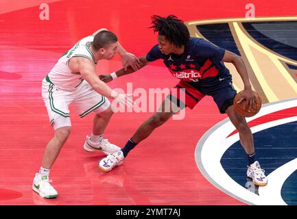 Washington, États-Unis. 22 novembre 2024. WASHINGTON, DC - 22 NOVEMBRE : ]b30] défend sur Carlton Carrington (8), le gardien des Wizards de Washington, lors d'un match NBA entre les Wizards de Washington et les Celtics de Boston, le 22 novembre 2024, à Capital One Arena, à Washington, DC. (Photo de Tony Quinn/SipaUSA) crédit : Sipa USA/Alamy Live News Banque D'Images