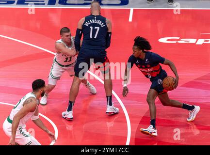 Washington, États-Unis. 22 novembre 2024. WASHINGTON, DC - 22 NOVEMBRE : Carlton Carrington (8 ans), garde des Wizards de Washington, pousse en avant lors d'un match NBA entre les Wizards de Washington et les Celtics de Boston, le 22 novembre 2024 au Capital One Arena, à Washington, DC. (Photo de Tony Quinn/SipaUSA) crédit : Sipa USA/Alamy Live News Banque D'Images