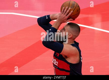 Washington, États-Unis. 22 novembre 2024. WASHINGTON, DC - 22 NOVEMBRE : les Washington Wizards placent Jonas Valanciunas (17 ans) au lancer franc lors d'un match NBA entre les Washington Wizards et les Boston Celtics, le 22 novembre 2024, à Capital One Arena, à Washington, DC. (Photo de Tony Quinn/SipaUSA) crédit : Sipa USA/Alamy Live News Banque D'Images