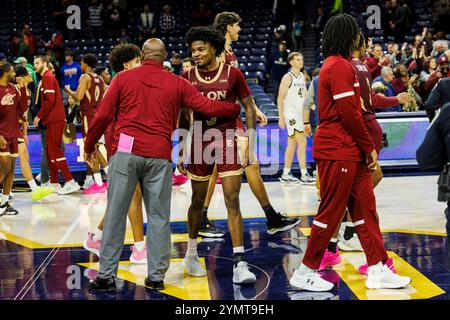 South Bend, Indiana, États-Unis. 22 novembre 2024. Les joueurs d'Elon célèbrent après l'action de basket-ball de la NCAA entre les Elon Phoenix et notre Dame Fighting Irish au Purcell Pavilion au Joyce Center à South Bend, Indiana. John Mersits/CSM/Alamy Live News Banque D'Images