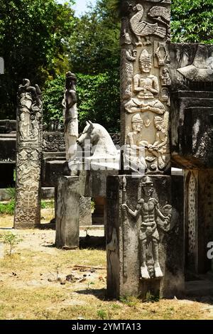 Bas-reliefs représentant la vie traditionnelle sur des tombes royales dans le village traditionnel d'Umabara à Umalulu, Sumba est, Nusa Tenggara est, Indonésie. Banque D'Images