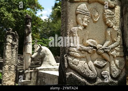 Bas-reliefs représentant la vie traditionnelle sur des tombes royales dans le village traditionnel d'Umabara à Umalulu, Sumba est, Nusa Tenggara est, Indonésie. Banque D'Images