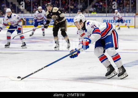 Rochester, New York, États-Unis. 22 novembre 2024. L'attaquant américain de Rochester Ty Tullio (71) patine en deuxième période contre les Bears de Hershey. Les Américains de Rochester ont accueilli les Bears de Hershey dans un match de la Ligue américaine de hockey au Blue Cross Arena de Rochester, New York. (Jonathan Tenca/CSM). Crédit : csm/Alamy Live News Banque D'Images