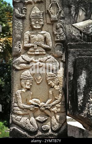 Bas-reliefs représentant la vie traditionnelle sur des tombes royales dans le village traditionnel d'Umabara à Umalulu, Sumba est, Nusa Tenggara est, Indonésie. Banque D'Images