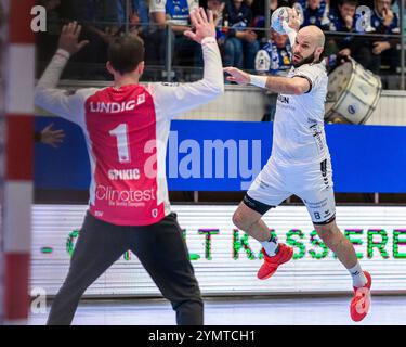 Eisenach, Deutschland. 22 novembre 2024. Adrian Sipos (Kreislaeufer, MT Melsungen, #8), Matija Spikic (ThSV Eisenach, #1) GER, Thueringen, ThSV Eisenach gegen MT Melsungen, Handball, Daikin 1. Handballbundesliga, 11.Spieltag, saison 2024/2025, Freitag, 22.11.2024, 19,00 Uhr Foto : Eibner-Pressefoto/Martin Herbst crédit : dpa/Alamy Live News Banque D'Images