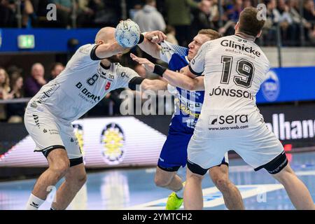 Eisenach, Deutschland. 22 novembre 2024. Simone Mengon (ThSV Eisenach, #15), Adrian Sipos (Kreislaeufer, MT Melsungen, #8), Elvar Oern Jonsson (Rueckraum Mitte, MT Melsungen, #19) GER, Thueringen, ThSV Eisenach gegen MT Melsungen, Handball, Daikin 1. Handballbundesliga, 11.Spieltag, saison 2024/2025, Freitag, 22.11.2024, 19,00 Uhr Foto : Eibner-Pressefoto/Martin Herbst crédit : dpa/Alamy Live News Banque D'Images