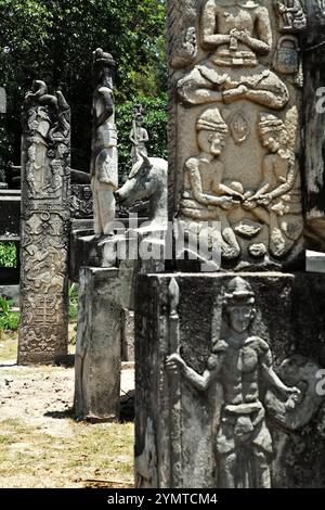 Bas-reliefs représentant la vie traditionnelle sur des tombes royales dans le village traditionnel d'Umabara à Umalulu, Sumba est, Nusa Tenggara est, Indonésie. Banque D'Images