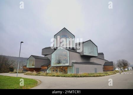 Le bâtiment VitraHaus, conçu par Herzog & de Meuron en 2010, fait face et complète le Vitra Design Museum, à Weil am Rhein, en Allemagne. Il abrite la galerie d'exposition de la collection ìHomeî du fabricant de meubles design Vitra. Le Vitra Design Museum, situé en Allemagne près de la frontière suisse, dans la zone métropolitaine de Bâle, est un musée privé dédié au design et au mobilier, dont le premier bâtiment a ouvert ses portes en 1989. Il appartient au fabricant suisse de meubles Vitra. Banque D'Images