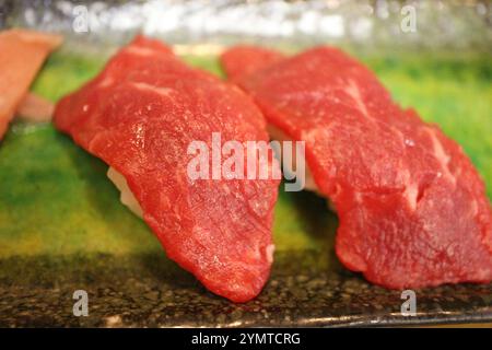 Cuisine japonaise : sushi baniku (viande de cheval) frais à Tokyo, Japon Banque D'Images