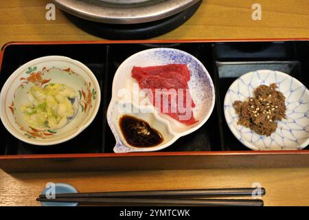 Cuisine japonaise : assiette d'apéritif à la viande de cheval (sashimi à la viande de cheval, tsukudani à la viande de cheval et chou mariné) à Tokyo, Japon Banque D'Images