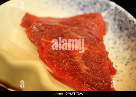 Cuisine japonaise : basashi (sashimi de viande de cheval) à Tokyo, Japon Banque D'Images