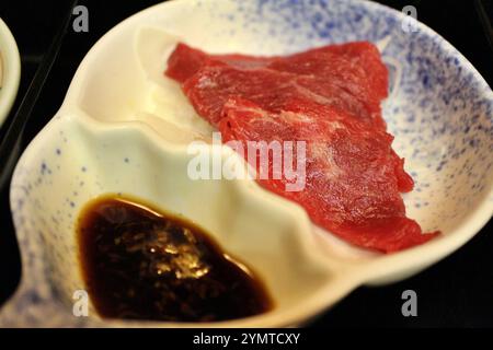 Cuisine japonaise : basashi (sashimi de viande de cheval) à Tokyo, Japon Banque D'Images