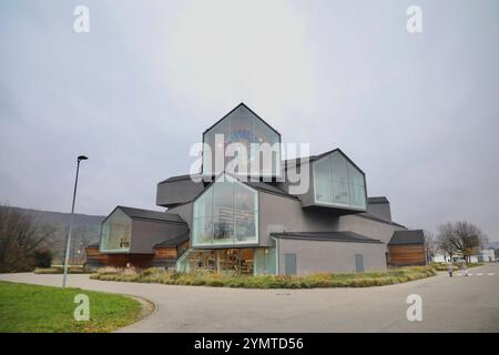 Le bâtiment VitraHaus, conçu par Herzog & de Meuron en 2010, fait face et complète le Vitra Design Museum, à Weil am Rhein, en Allemagne. Il abrite la galerie d'exposition de la collection ìHomeî du fabricant de meubles design Vitra. Le Vitra Design Museum, situé en Allemagne près de la frontière suisse, dans la zone métropolitaine de Bâle, est un musée privé dédié au design et au mobilier, dont le premier bâtiment a ouvert ses portes en 1989. Il appartient au fabricant suisse de meubles Vitra. (Photo Apolline Guillerot-Malick/SOPA images/Sipa USA) Banque D'Images