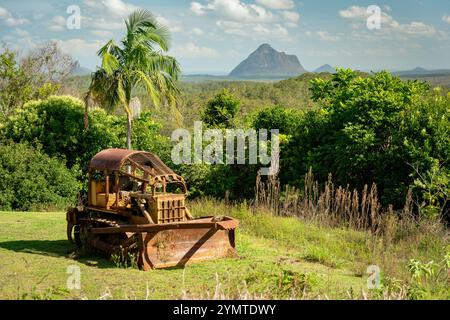 Maleny, Queensland, Australie - vieux tracteur avec les montagnes Glasshouse en arrière-plan Banque D'Images