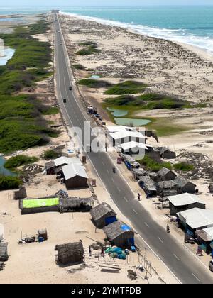 Dhanushkodi, Tamil Nadu, Inde - Oct 04, 2024 : vue aérienne du paysage et de la route allant vers Arichal Munai Sunset point depuis le Dhanushkodi Banque D'Images