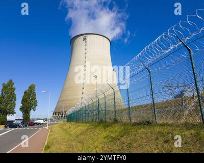 FRANCE, CHER (18), BELLEVILLE-SUR-LOIRE, CENTRALE NUCLÉAIRE (CNPE) EXPLOITÉE PAR EDF, CHEMINÉE DE RÉFRIGÉRATION Banque D'Images