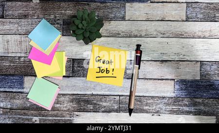 Concept de Great Job écrire sur des notes autocollantes isolées sur une table en bois. Banque D'Images