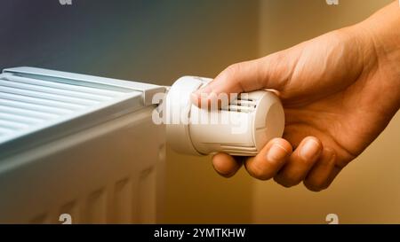 Réglage manuel de la température d'Un radiateur de chauffage Banque D'Images