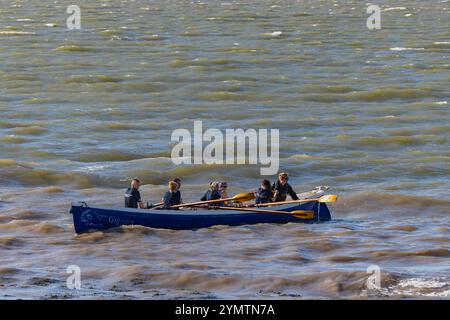 Pilote Gig course sur l'estuaire de la Severn avec une mer agitée Banque D'Images