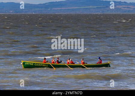 Pilote Gig course sur l'estuaire de la Severn avec une mer agitée Banque D'Images