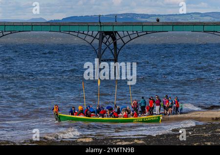 Pilote Gig course sur l'estuaire de la Severn avec une mer agitée Banque D'Images