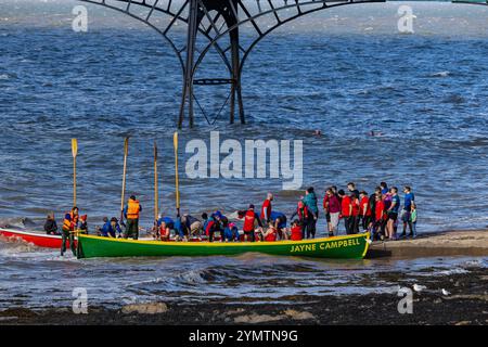 Pilote Gig course sur l'estuaire de la Severn avec une mer agitée Banque D'Images