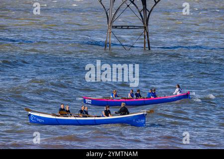 Pilote Gig course sur l'estuaire de la Severn avec une mer agitée Banque D'Images