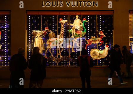 Les lumières de Noël fanatastiques illuminent les sombres nuits d'hiver à Londres, au Royaume-Uni. Bond Street animée par des gens qui arrivent pour regarder et admirer le. spectacle. Banque D'Images