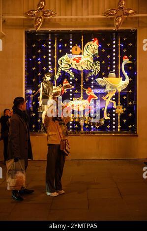 Les lumières de Noël fanatastiques illuminent les sombres nuits d'hiver à Londres, au Royaume-Uni. Bond Street animée par des gens qui arrivent pour regarder et admirer le. spectacle. Banque D'Images