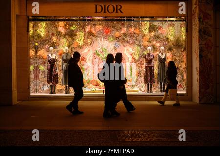 Les lumières de Noël fanatastiques illuminent les sombres nuits d'hiver à Londres, au Royaume-Uni. Bond Street animée par des gens qui arrivent pour regarder et admirer le. spectacle. Banque D'Images