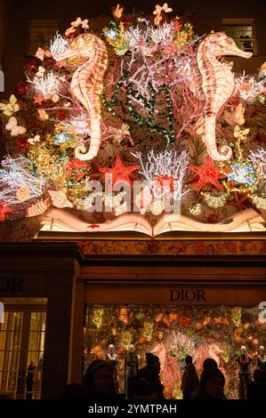 Les lumières de Noël fanatastiques illuminent les sombres nuits d'hiver à Londres, au Royaume-Uni. Bond Street animée par des gens qui arrivent pour regarder et admirer le. spectacle. Banque D'Images