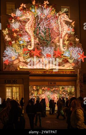 Les lumières de Noël fanatastiques illuminent les sombres nuits d'hiver à Londres, au Royaume-Uni. Bond Street animée par des gens qui arrivent pour regarder et admirer le. spectacle. Banque D'Images